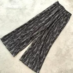 BLUESTRIVE プリーツフレアパンツ ブラック 総柄 サイズM