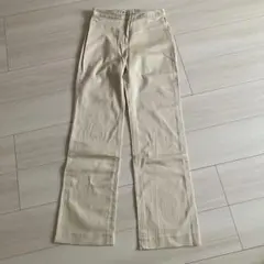 ベージュパンツ
