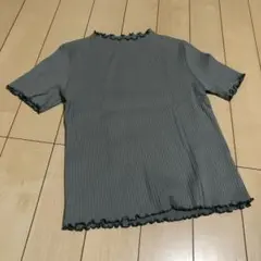 ジーユー　半袖カットソー　くすみグリーン