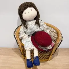 米山京子さん風　ハンドメイド人形　赤い帽子の女の子　座高48cm（椅子込み）