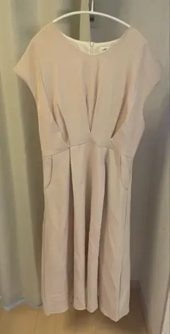 ベージュ 半袖ひざ下ワンピース