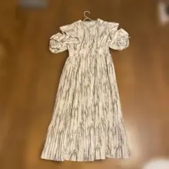 フリル付き白とグレーのロングワンピース