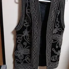 黒の刺繍ベスト