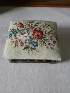 お盆セール フランスアンティーク　花柄刺繍の木製フットマン