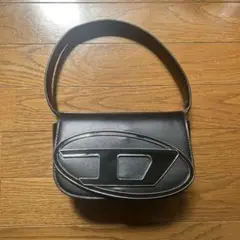 ロゴ付きブラックショルダーバッグ