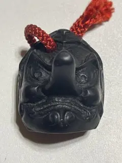 黒色の石の顔の置物