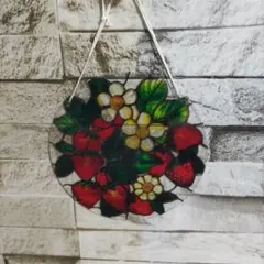 いちごと花のデザイン サンキャッチャー　アクリル製