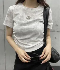 ROGER AND RAW プレート付ショート丈 ラメギャザー Ｔシャツ