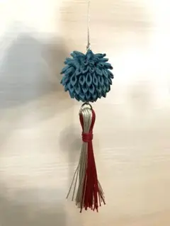 青色タッセル付き球形チャーム