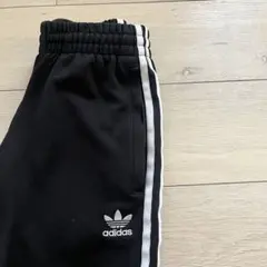 adidas ブラック トラックパンツ