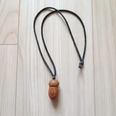 どんぐりの木製ネックレス 揺らすと音がします