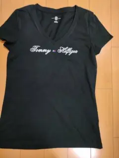 Tommy レディース ブラック Vネック Tシャツ