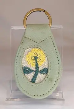 ♥ハンドメイド♥薄葉色牛革キーホルダー　ミナペルホネン花柄刺繍付き