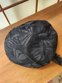 黒い葉柄デザインキャップ　カシラ