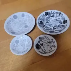 ウサギと植物デザインの皿4点セット