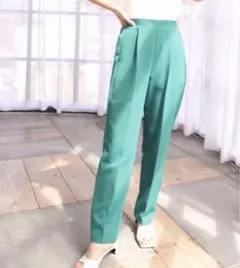 値下げセンタープレス　テーパードパンツ　グリーン