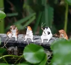 釣りをする猫のフィギュア