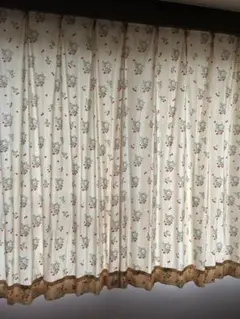 お値下げ‼️いちご柄カーテン