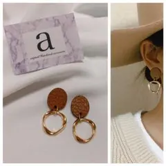 2198-2☺︎レザー風キャメルと変形ゴールドフープのピアス☺︎