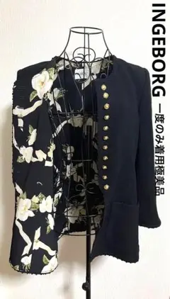 INGEBORG 花とリボン柄裏地豪華パール金ボタンノーカラーツイードジャケット