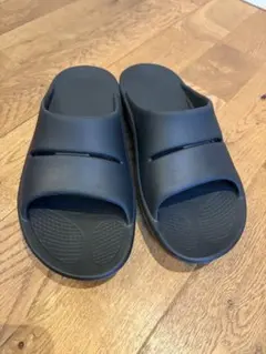 Oofos 黒 スライドサンダル