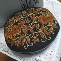 《高級、刺繍入小物入》（詩之？）黒地布に皮、豪華な刺繍入、卓上box1620