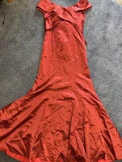 赤いオフショルダードレス