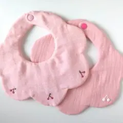 ハンドメイドスタイ　花びら　2枚セット　さくらんぼ刺繍　刺繍スタイ
