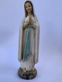 ルルドの聖母マリアを象った樹脂製の像です。美しい装飾と握りしめた手が特徴です。
