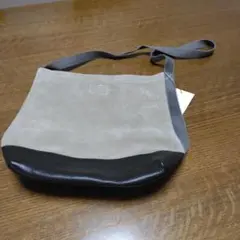 スエードとレザーのショルダーバッグ
