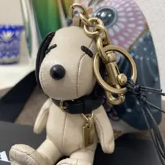 希少✨ 極美品 コーチ スヌーピー チャーム キーホルダー シグネチャー 即完売 公式】コーチアウトレット | 【COACH X PEANUTS】スヌーピー