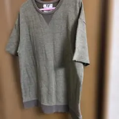 オリーブグリーン 半袖Tシャツ？