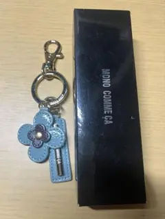 MONO COMME CA ブルー花型キーホルダー