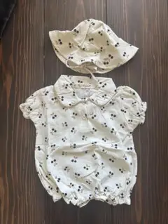 【タグ付き】チェリープリントロンパースと帽子セット