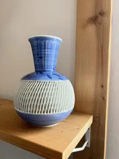 淡いブルーと白のストライプ花瓶　青峰
