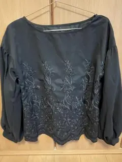 刺繍入り黒長袖ブラウス