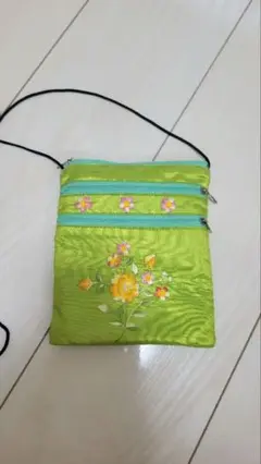 花柄刺繍 サコッシュ 明るい緑色 海外土産