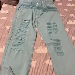 ティファニーブルー　ライトブルー ダメージ加工 ストレートデニム　ラッパーコーデ