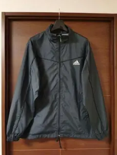 adidas ダークグレー ウィンドブレーカー