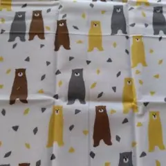 クマ柄コットン生地はぎれ　ブラウンイエロー　くま　熊　茶　黄　グレー　ハギレ