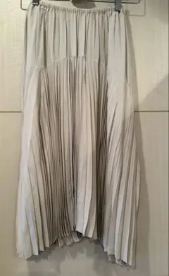 vince プリーツスカート　ベージュ