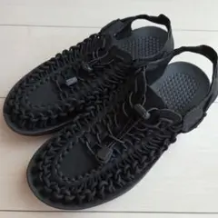 ブラック スポーツサンダル 編み込みデザイン