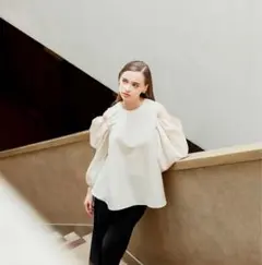 heve へイヴ　カットウフショルダーブラウス heve ヘイヴ カットオフショルダーブラウス - メルカリ