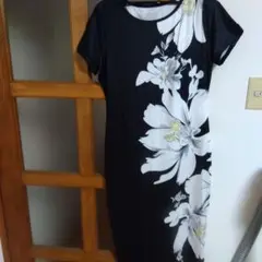 フラワープリント 半袖ひざ丈ワンピース