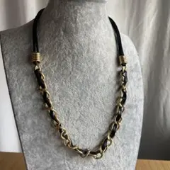 黒と金のチェーンネックレス