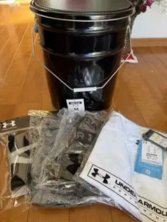 ２個セット　UNDER ARMOUR アンダーアーマー　バケツ 黒　缶　椅子 2個セット UNDER ARMOUR アンダーアーマー バケツ 黒 缶 椅子