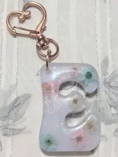お花入りイニシャルチャーム（ホワイト・E）