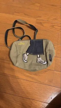 スニーカーイラスト付きボディバッグ