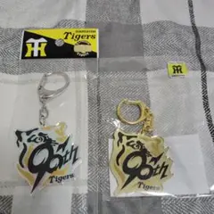 【オンラインサイト完売品】阪神タイガース 90周年オーロラ＆ゴールドキーホルダー