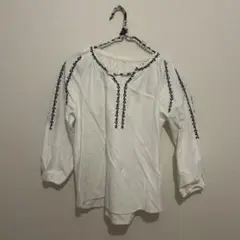 刺繍入りホワイト長袖ブラウス